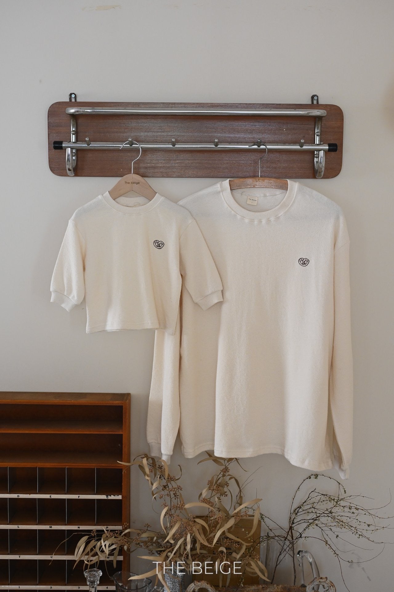 the beige basic long sleeve t-shirt(adult)