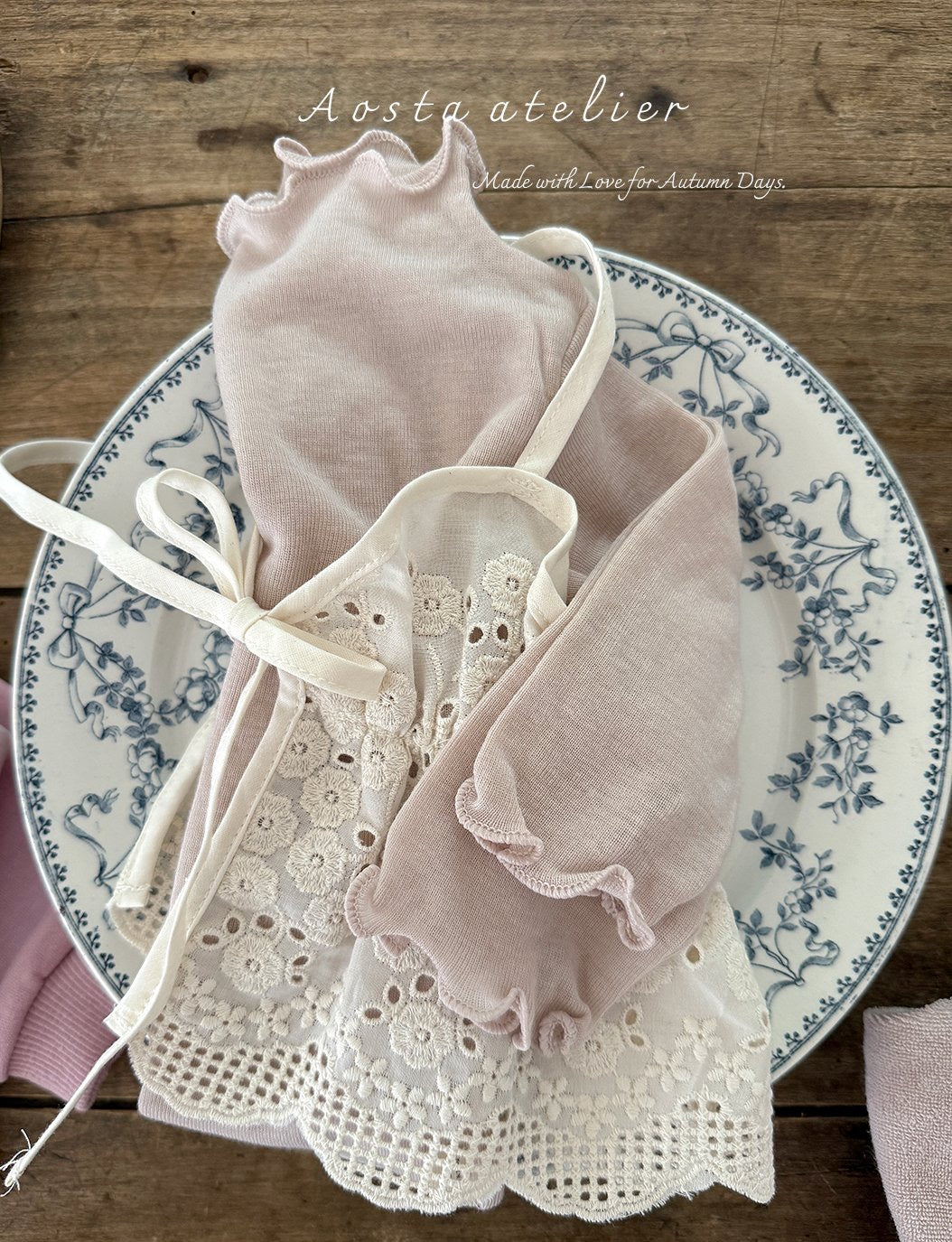 Aosta lace ribbon vest