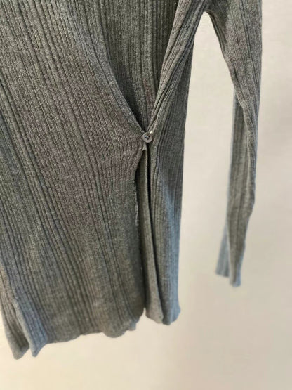 超顯瘦坑條鈕扣開叉針織上衣