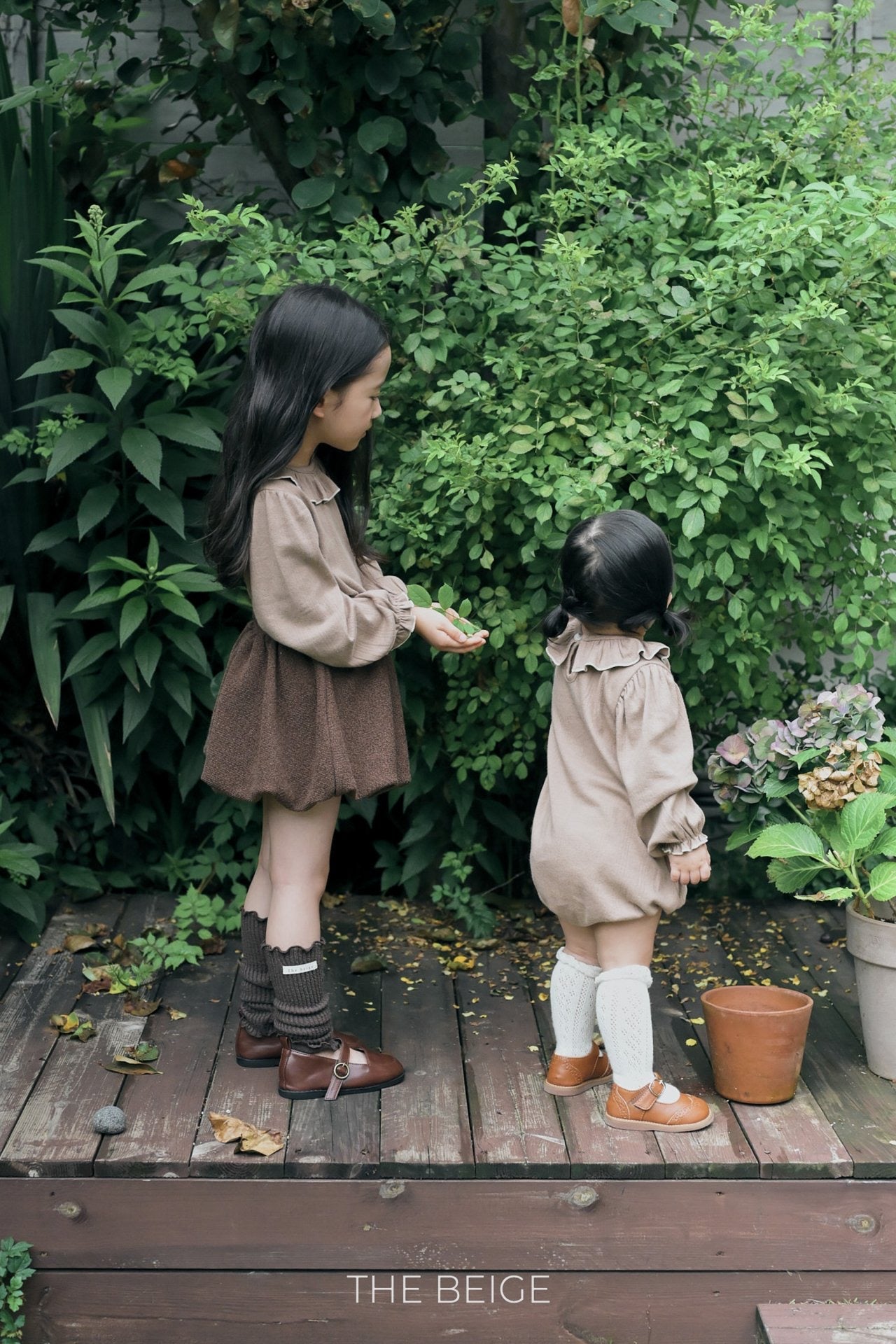 the beige eri frill suit (6-18m)