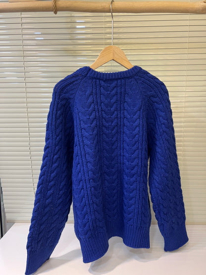 克萊因藍麻花套頭毛衣