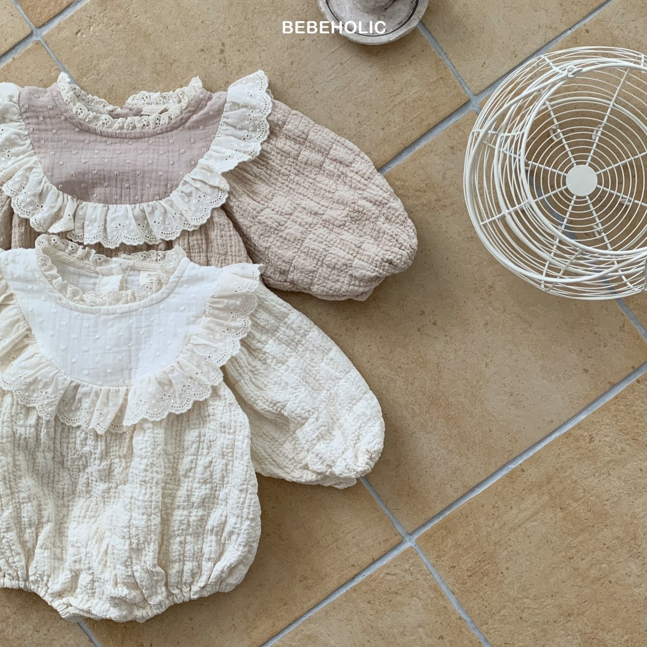 bebeholic lace frill suit (Bebe 3-18m)