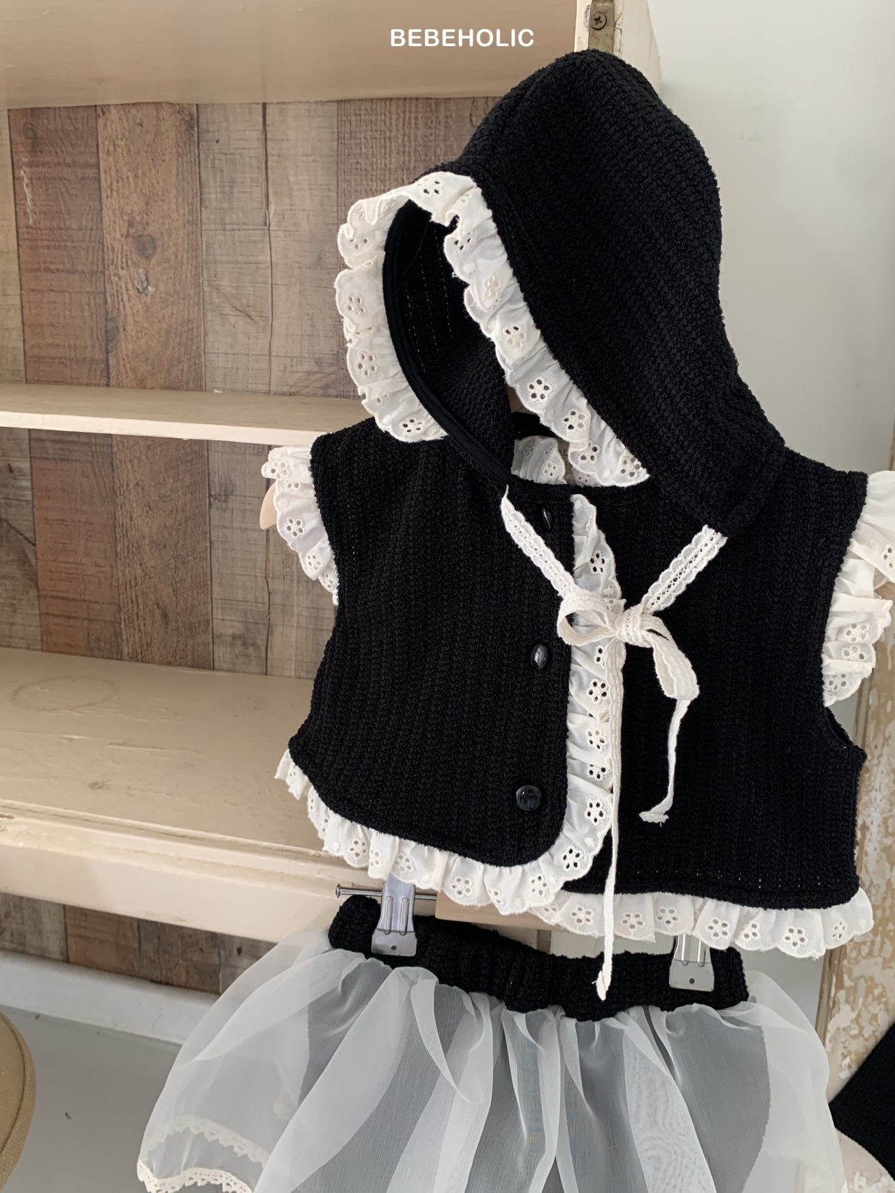 bebeholic lace frill vest (Bebe 6-18m)